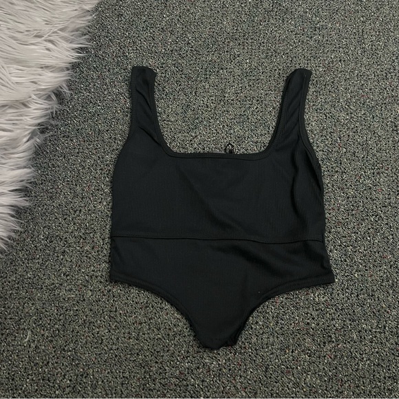 PRETTYLITTLETHING Black Ribbed Cropped Tank Top Sleeveless Casual Shirt Dip Hem - Picture 9 of 16